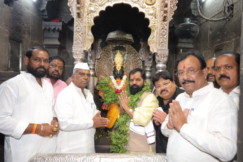 रोजगार हमी योजना मंत्री भरत गोगावले यांनी घेतले श्री विठ्ठल रुक्मिणी मातेचे दर्शन 